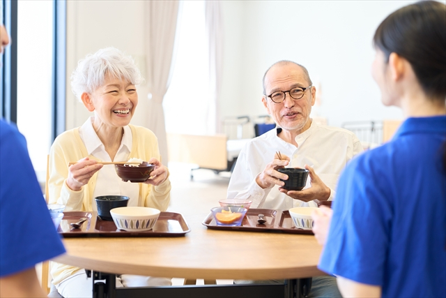 食事を楽しむ入居者のイメージ